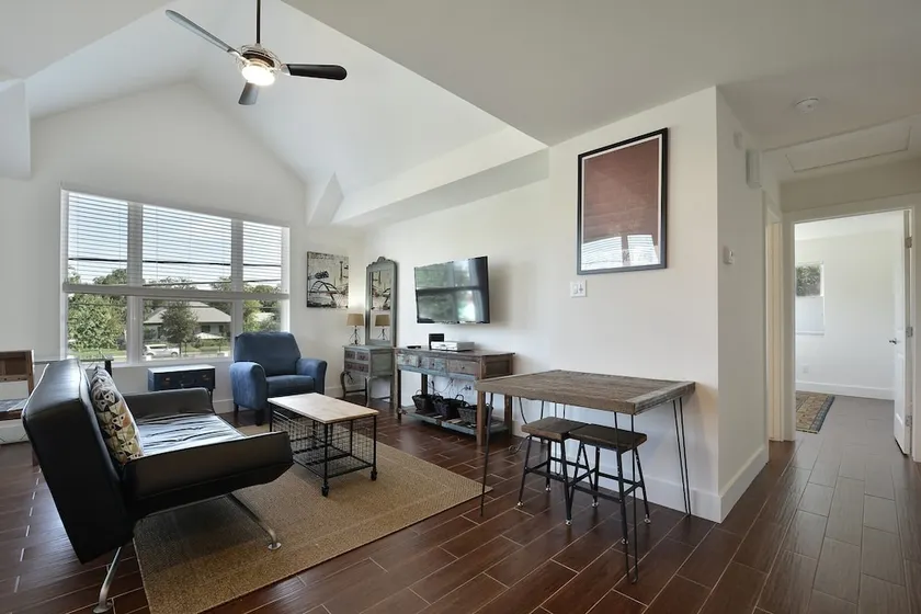 1BR Newly Built East Downtown Austin Apartment by RedAwning - Image 1