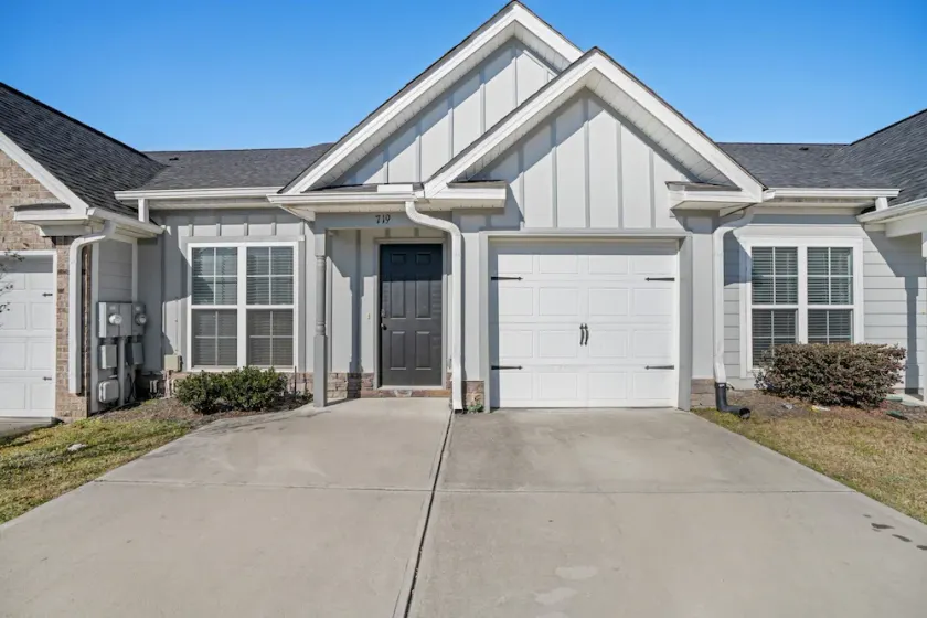 Good Vibes Only - Perfect Home In Quiet Residential Area With Work/study Space 4 Bedroom Townhouse by Redawning - Image 1