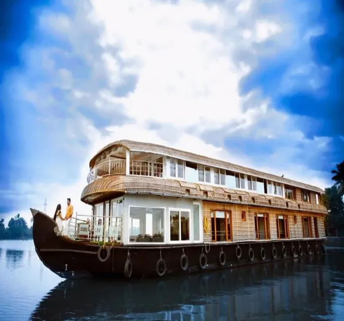 India Vacationz Houseboat - Image 1