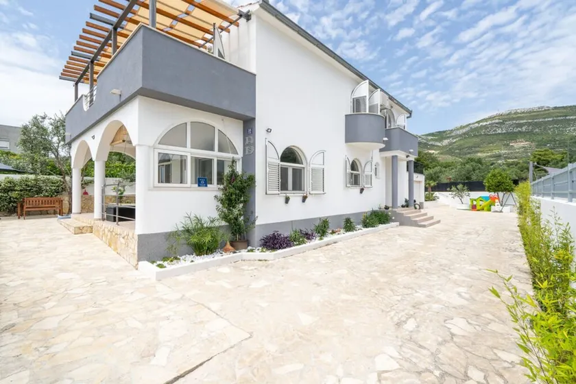 Remarkable 4-bed House in Kaštel Novi - Image 1