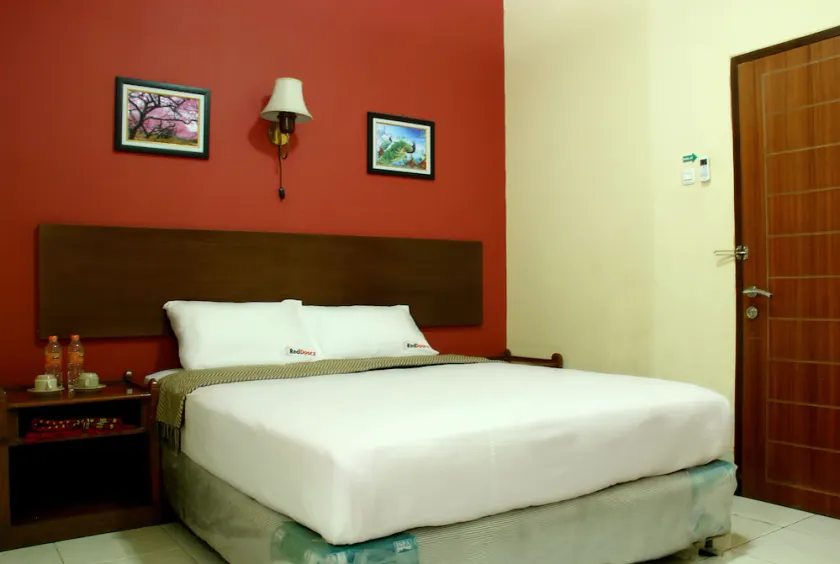 RedDoorz @ Palasari - Image 1
