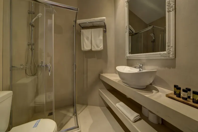 Home & Poetry Hotel - Image 1