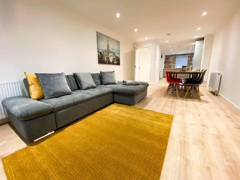Large Modern 3 Bedroom Apt With Free Parking - Image 1