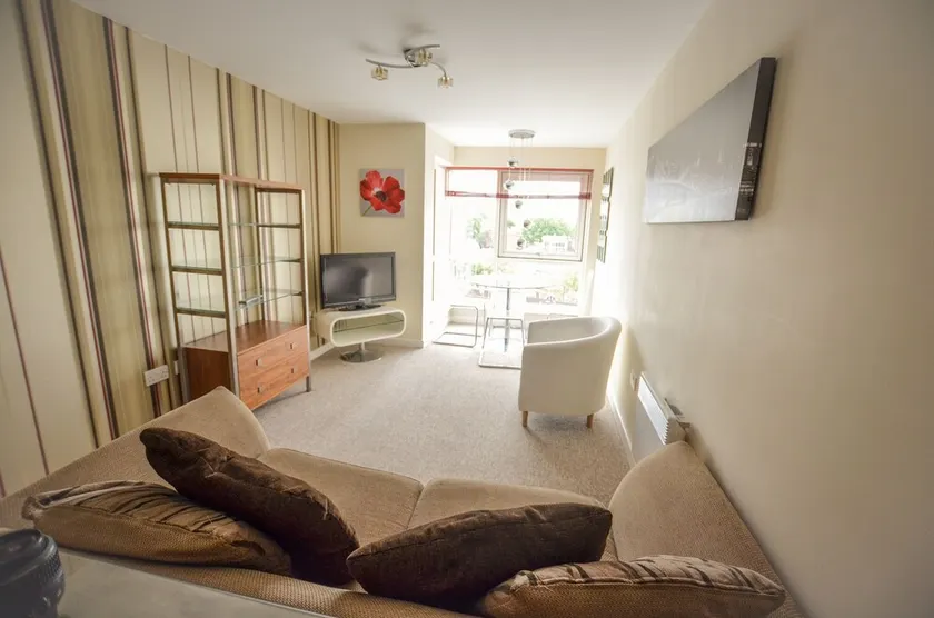 Gunwharf Quays Chic Apartment - Image 1