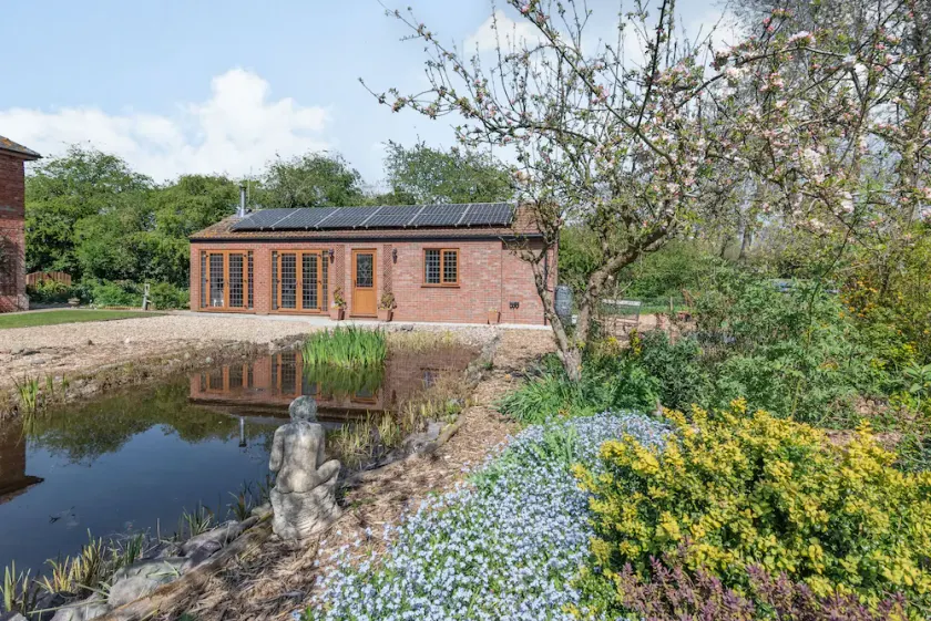 Garden Cottage - Image 1