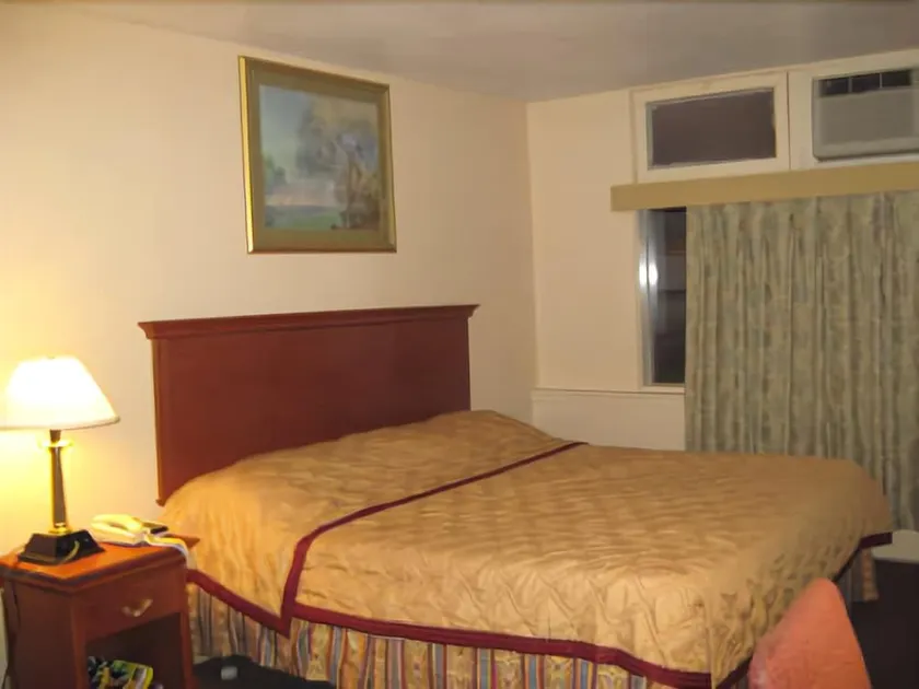 Canadiana Motel - Image 1