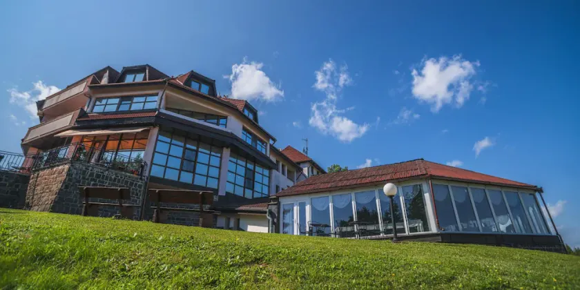 Bellevue Hotel And Resort - Image 1