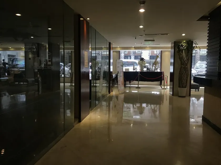Shanghai Baron Business Bund Hotel - Image 1