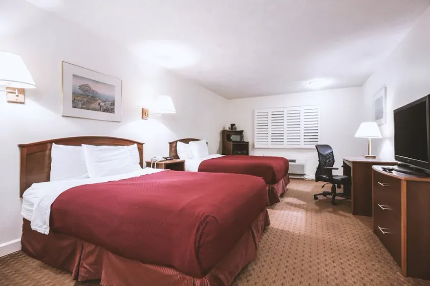 Sky Palace Inn & Suites McCook - Image 1