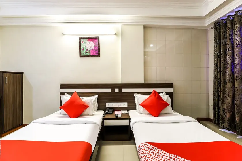 Hotel Alpha by OYO Rooms - Image 1