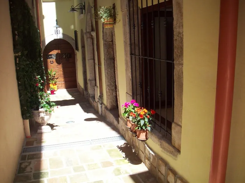 B&B Angolo Antico - Image 1
