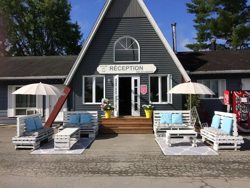 Motel Fleur de Lys - Image 1