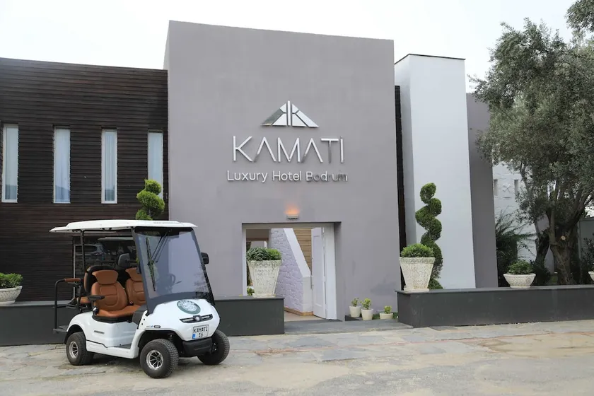 Moyo Luxury Hotel & Beach - Image 1