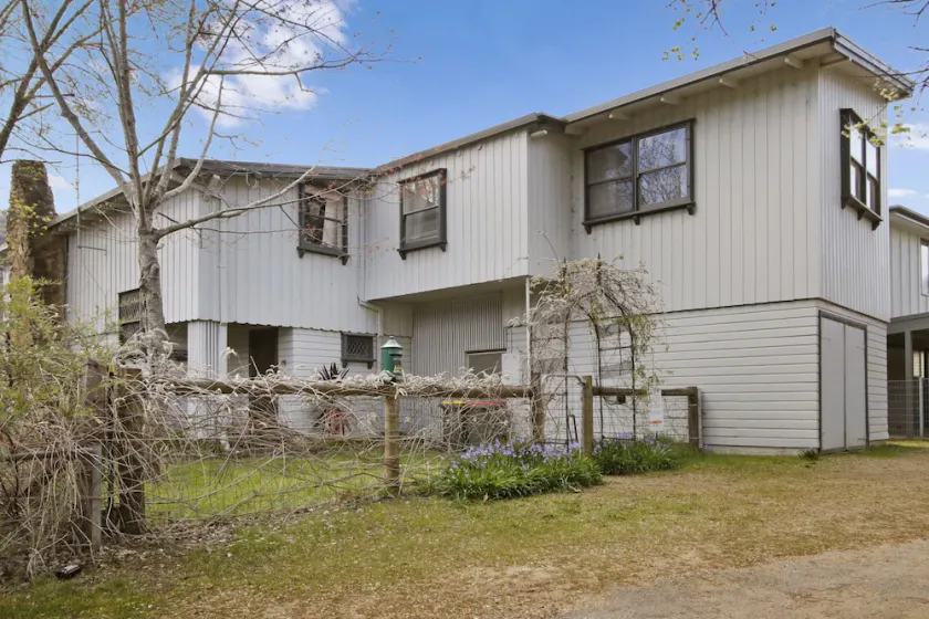 Le Chateau - Centrally Located - Image 1