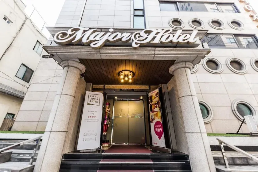 Major Hotel - Image 1