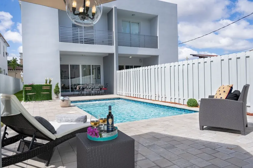 4BR Pool Townhome Duplex by Jos17 - Image 1