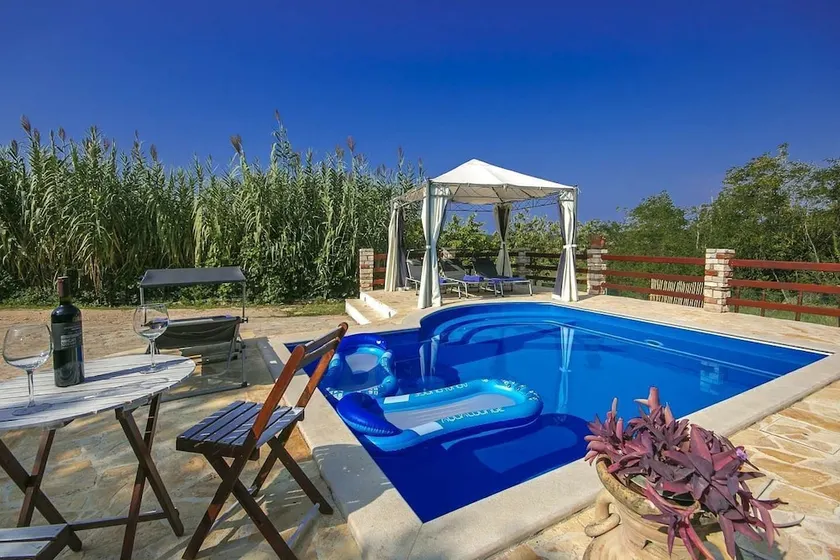 House Ester - Image 1