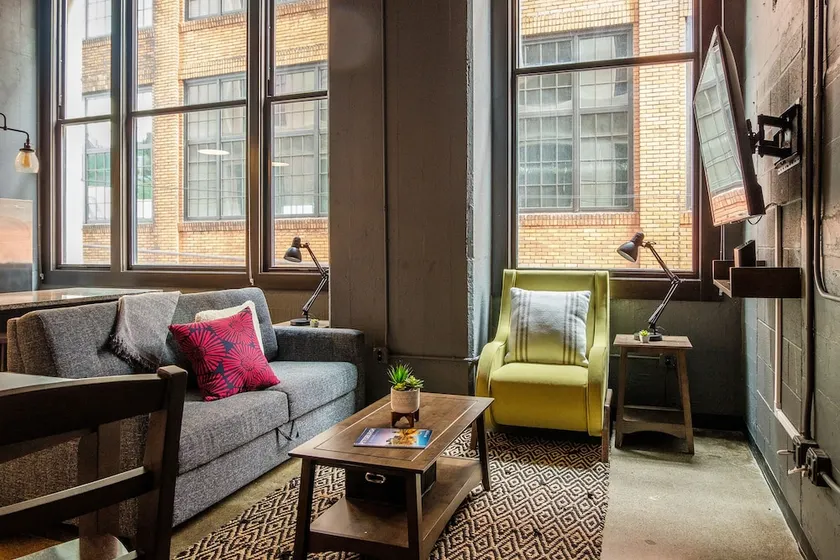 Strip District Apts with Wifi by Frontdesk - Image 1