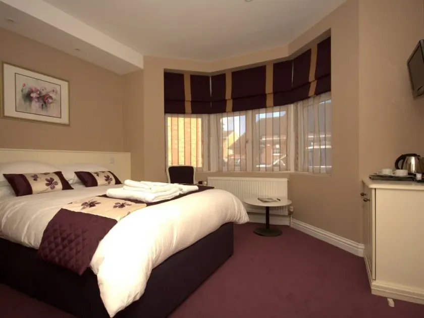 Highclere Hotel - Image 1