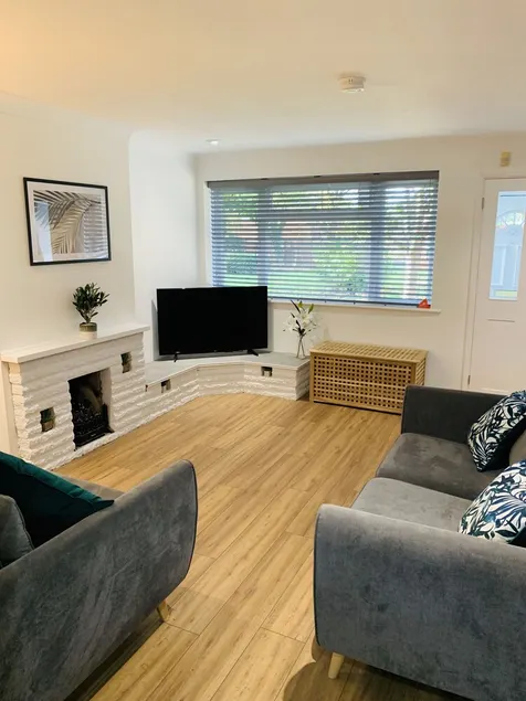 SA Today Farnham (Fibre Wi-Fi & Netflix)! - Image 1
