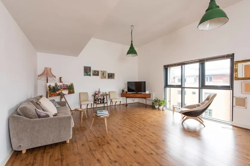 Stylish & Artistic Open Plan Flat in W.didsbury - Image 1