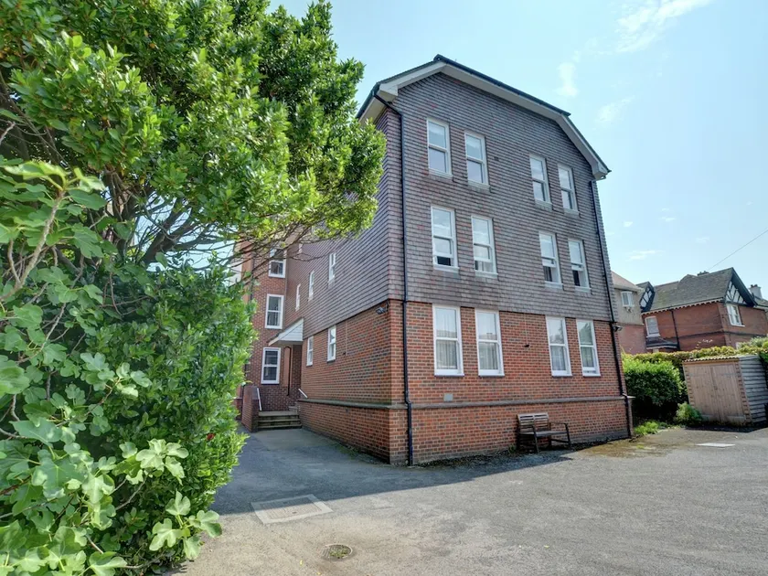 Modern Apartment in Deal Kent With Parking - Image 1