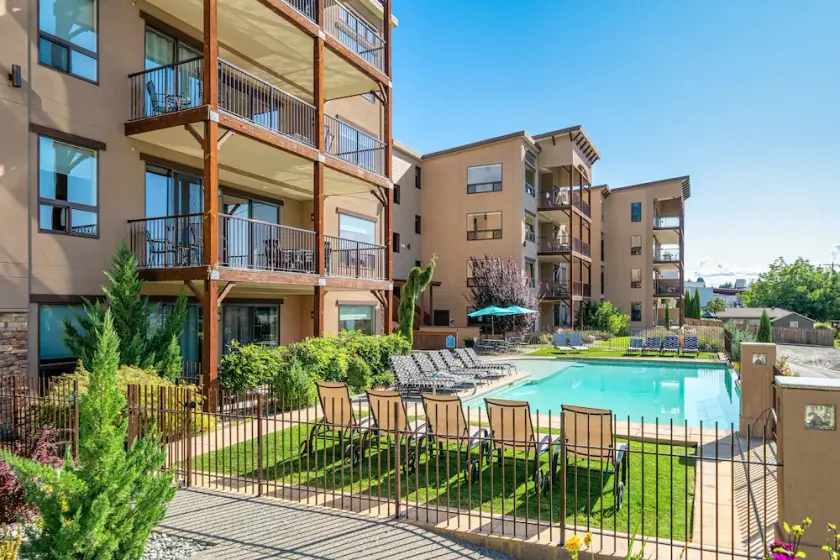 Marina's Edge Condo Walk to Restaurants, Wineries by RedAwning - Image 1