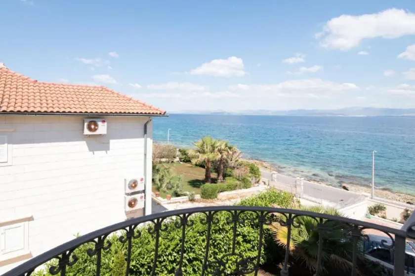 Charmant appartement avec terrasse, piscine et barbecue | Vue jardin - Image 1