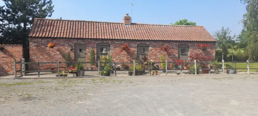 Beautiful 1 Bedroom Cottage With Fishing Lake - Image 1