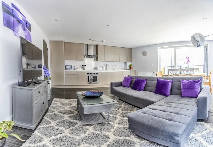 Luxury Bedford Riverside Apartment - Image 1