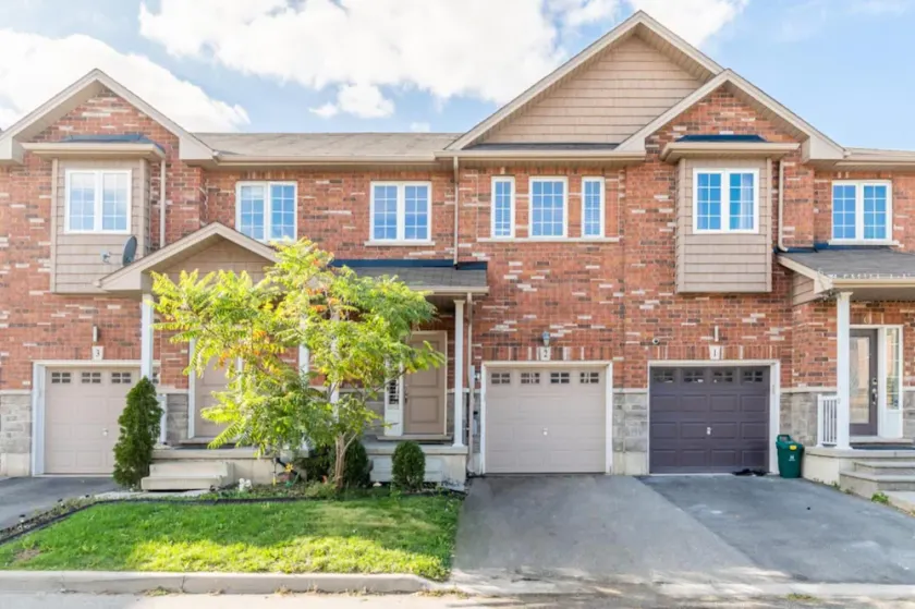 Luxury 3BR 2 5BA Townhome Private HOT TUB GYM BBQ Sauna - Image 1