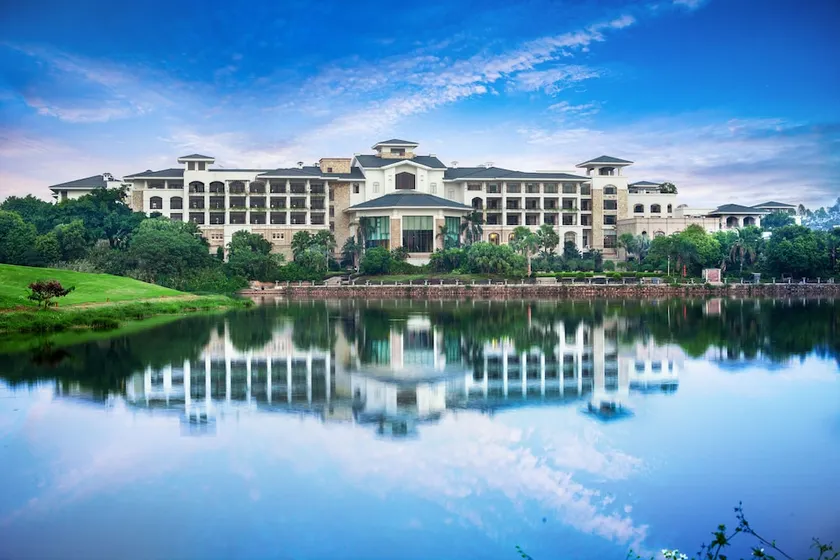 Sands Lakeside Hotel - Image 1