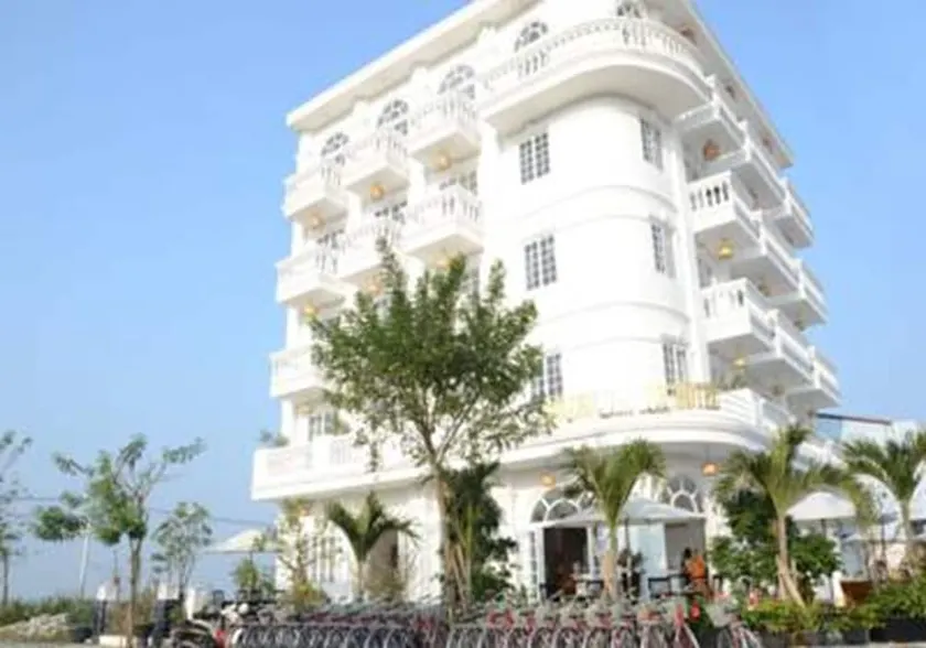 Golden Sunset Hotel - Image 1