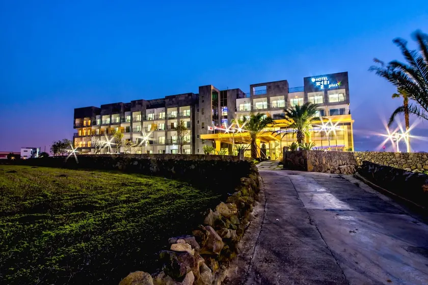 Pearly Plus Hotel - Image 1