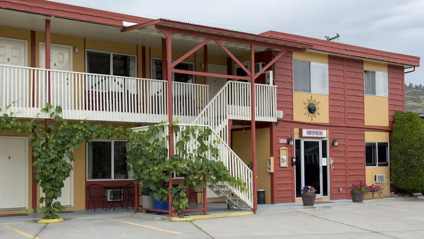 Maple Leaf Motel Inn Towne - Image 1
