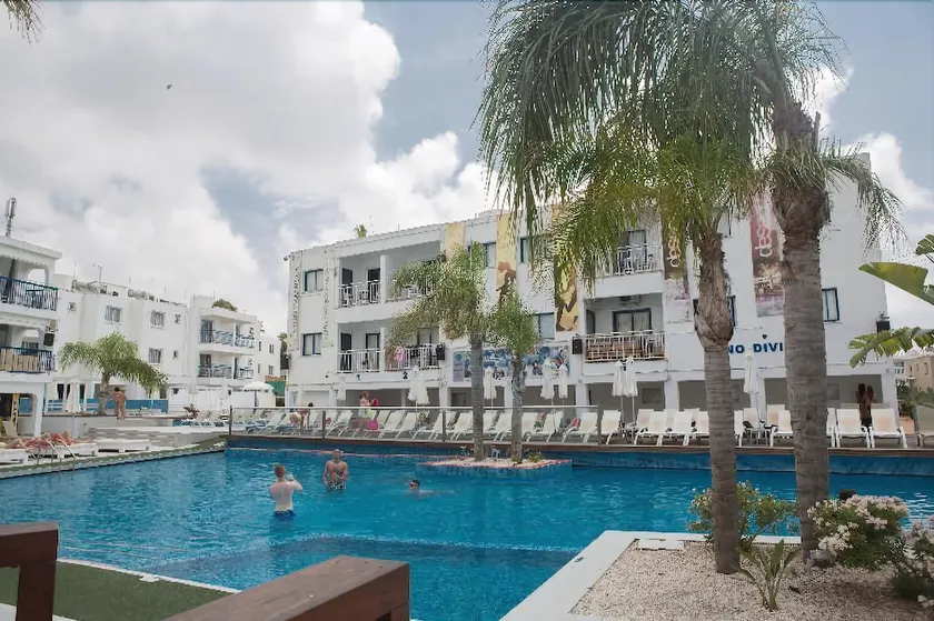 Tsokkos Holiday Hotel Apartments - Image 1