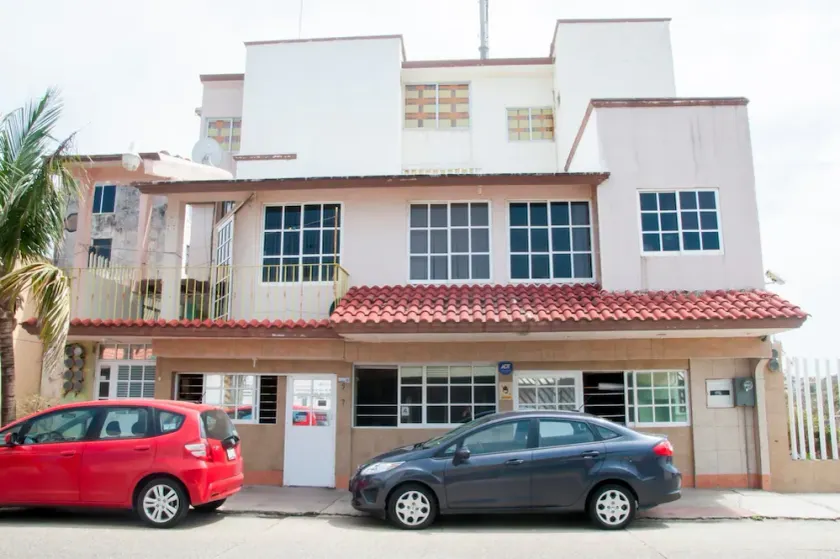 Hotel Y Suites Continental - Image 1