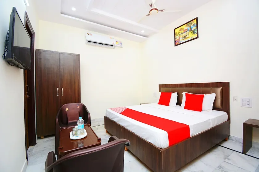 Hotel Red Rose by OYO Rooms - Image 1