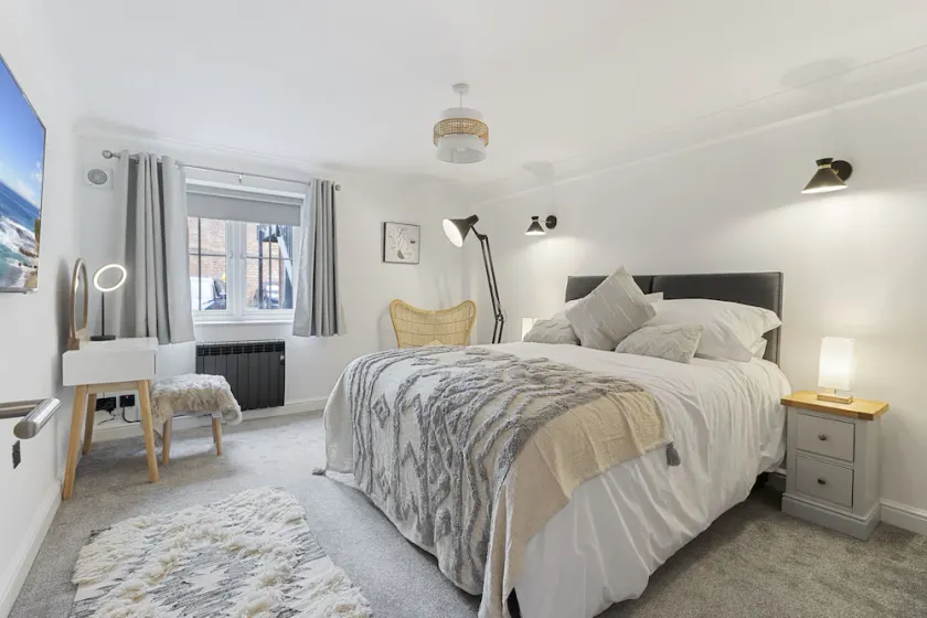 17 Friernhay Court - Image 1