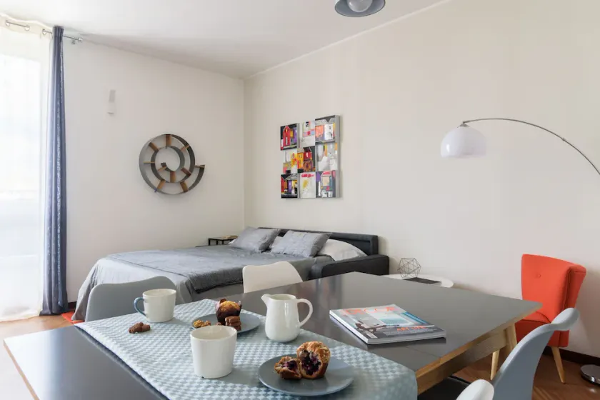 Home At Hotel - Dateo - Image 1