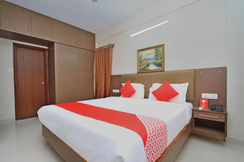 OYO 10379 Hotel Varcity Sapphire - Image 1