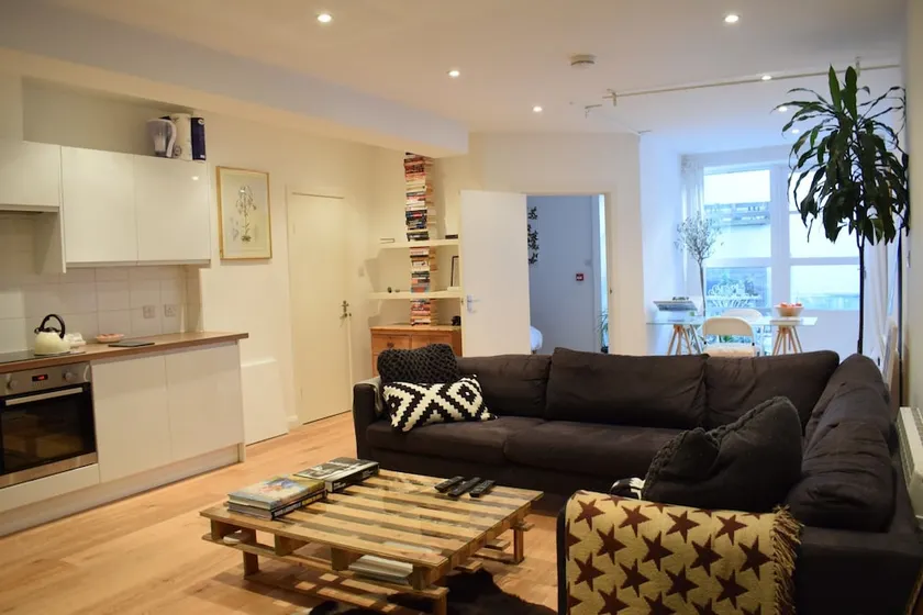 Arty Apartment in Camberwell - Image 1