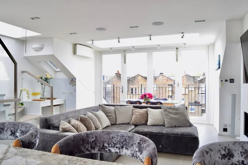 Bright and Stylish Apartment In Little Venice - Image 1