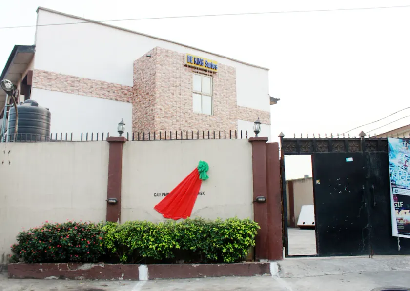 De Kings Suites Hotel - Image 1
