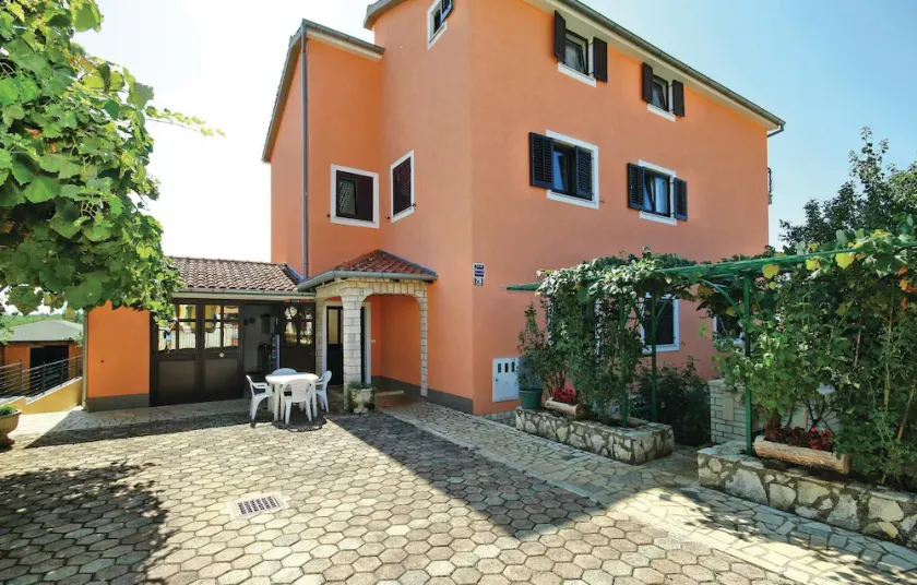 Beautiful Home in Zbandaj With Wifi and 2 Bedrooms - Image 1