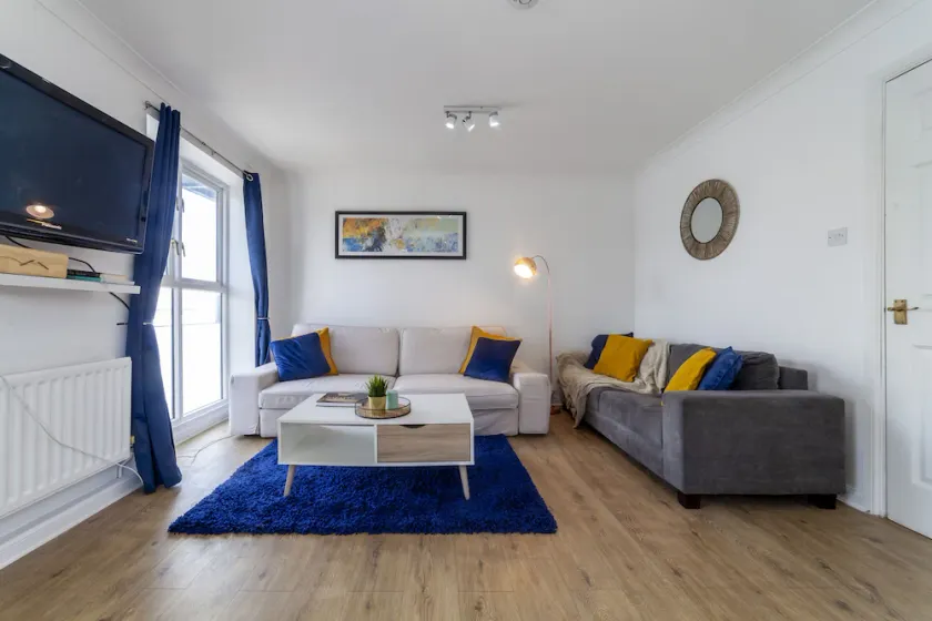 Homely 2-bed Apartment in London - Image 1
