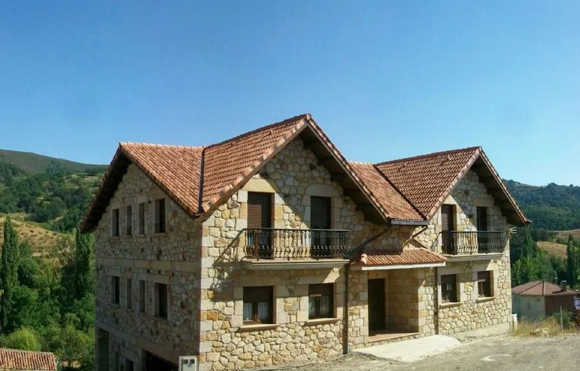 Apartamentos El Cueto - Image 1