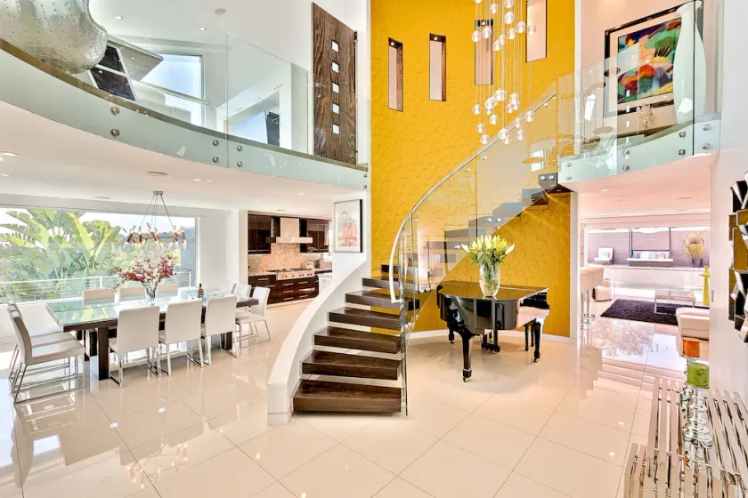 Hollywood Estate with Stunning Views - Image 1