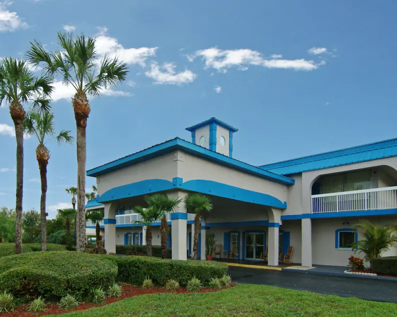 Vista Inn & Suites Tampa - Image 1
