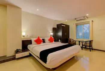 Hotel Beehive Grand - Image 1